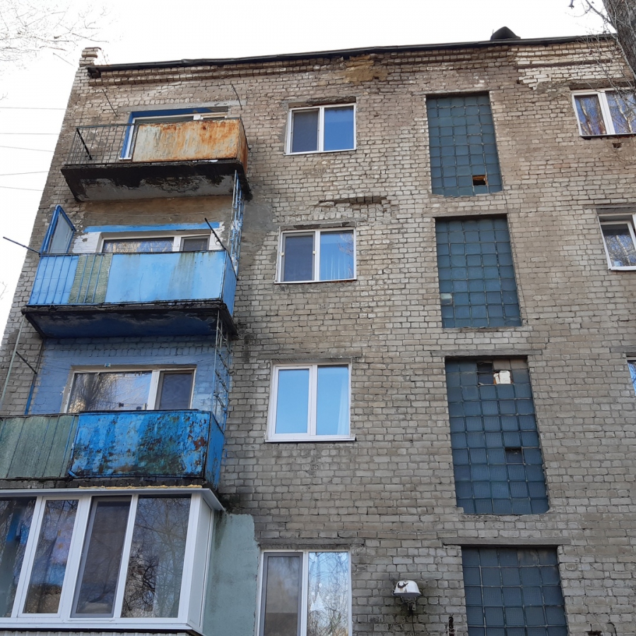 У пятиэтажки на Строителей выпала часть фасада