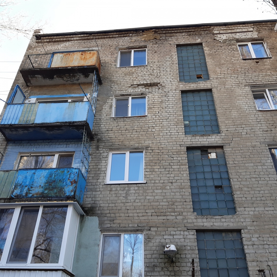 У пятиэтажки на Строителей выпала часть фасада