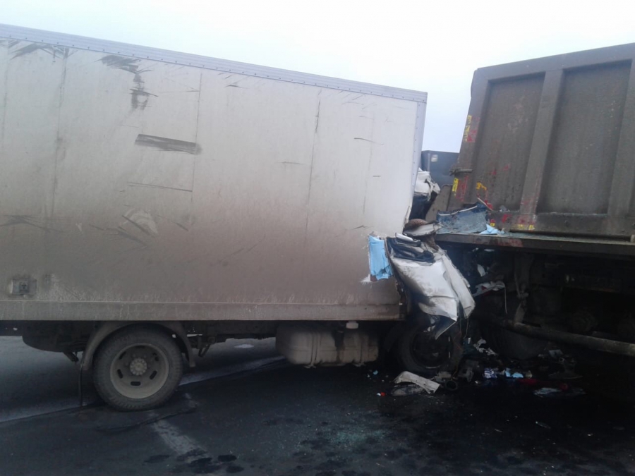 Под Балаковом пассажир рефрижератора погиб в ДТП с самосвалом