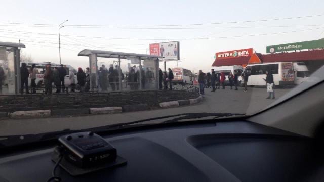 Автобусы №94 прекратили работу: горожане столпились на остановке
