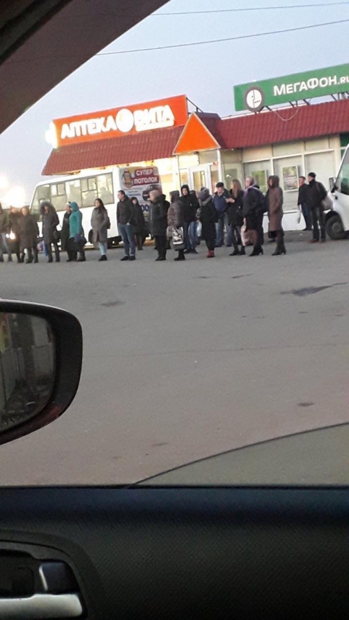 Автобусы №94 прекратили работу: горожане столпились на остановке