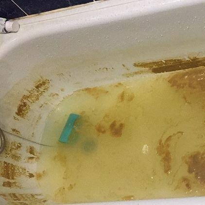 Жители Энгельса массово жалуются на мутную воду в квартирах