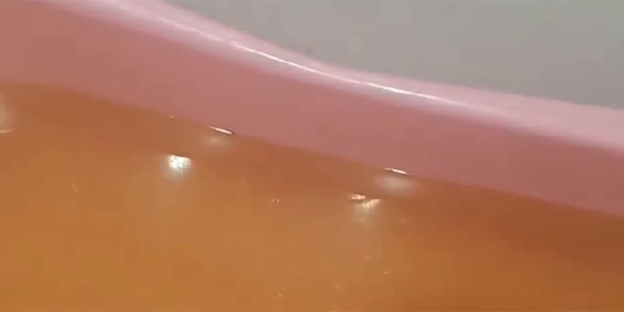 Жители Энгельса массово жалуются на мутную воду в квартирах