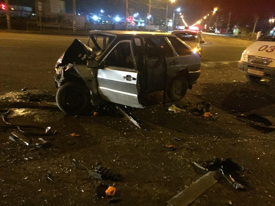 В Балакове «четырнадцатую» наполовину уничтожило в ДТП