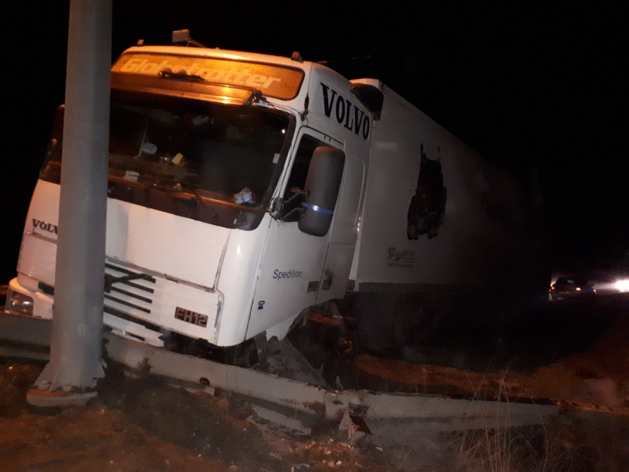 Фура из Краснодарского края протаранила отбойник на разбитой дороге под Саратовом