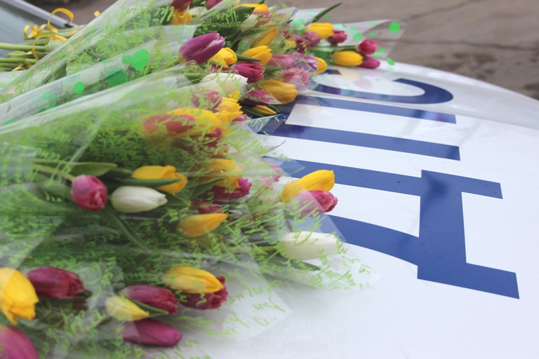 У моста Саратов-Энгельс инспекторы ДПС ловили водительниц для вручения цветов