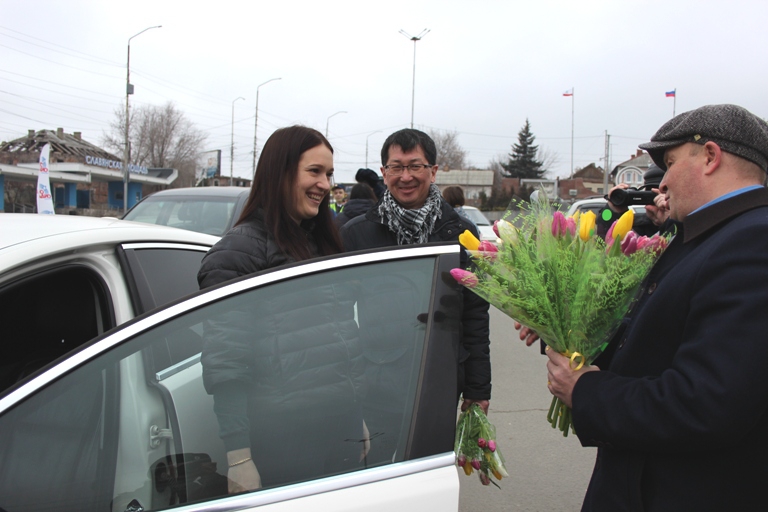 У моста Саратов-Энгельс инспекторы ДПС ловили водительниц для вручения цветов