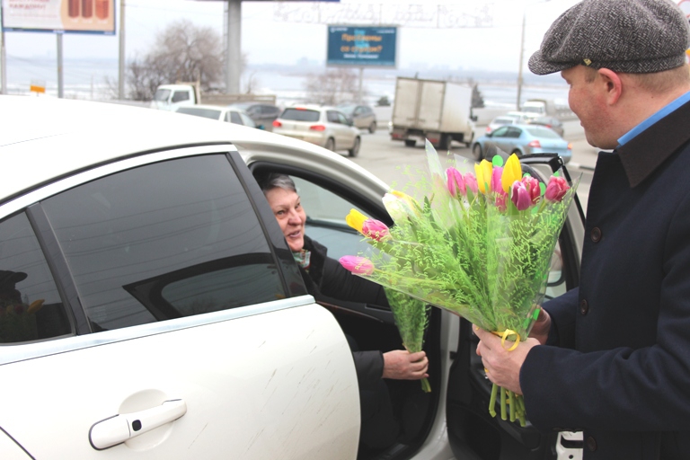 У моста Саратов-Энгельс инспекторы ДПС ловили водительниц для вручения цветов