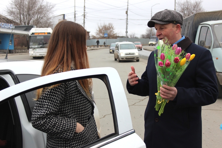 У моста Саратов-Энгельс инспекторы ДПС ловили водительниц для вручения цветов