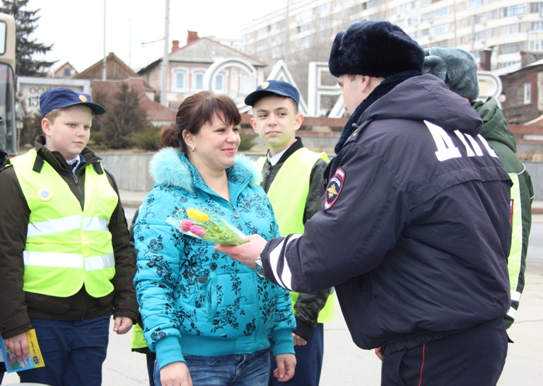 У моста Саратов-Энгельс инспекторы ДПС ловили водительниц для вручения цветов