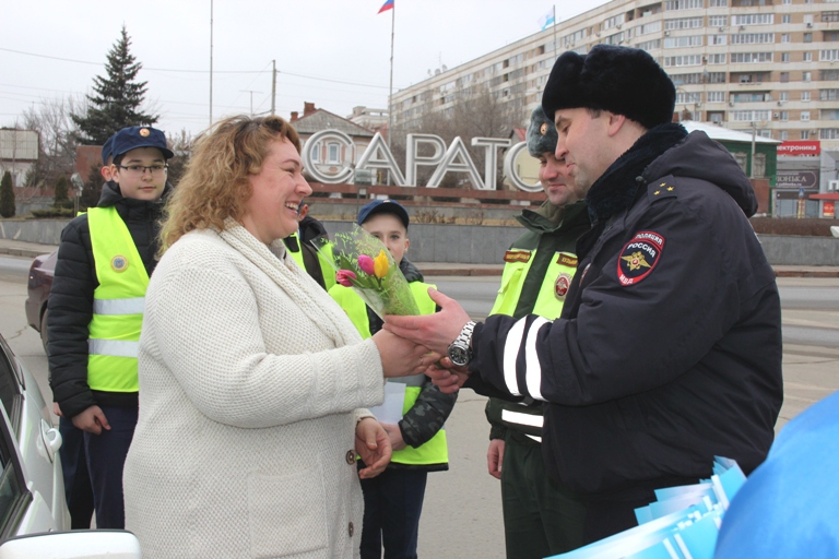 У моста Саратов-Энгельс инспекторы ДПС ловили водительниц для вручения цветов