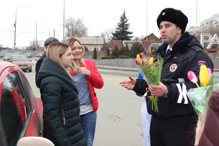 У моста Саратов-Энгельс инспекторы ДПС ловили водительниц для вручения цветов