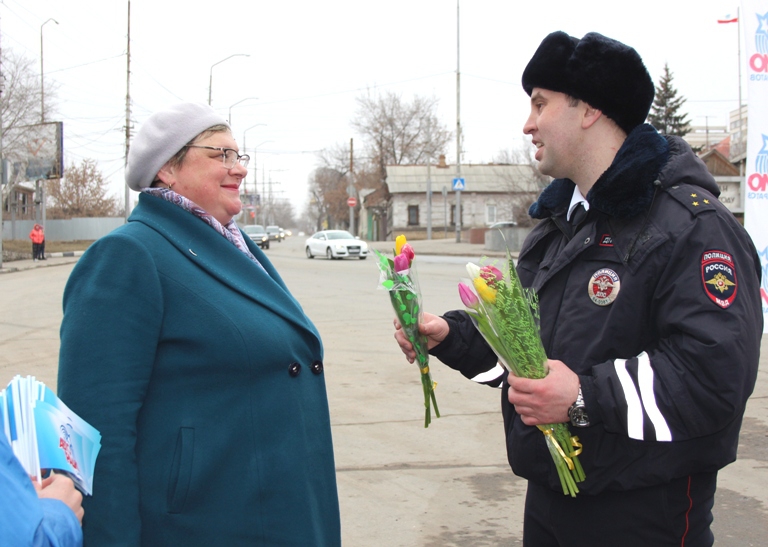 У моста Саратов-Энгельс инспекторы ДПС ловили водительниц для вручения цветов