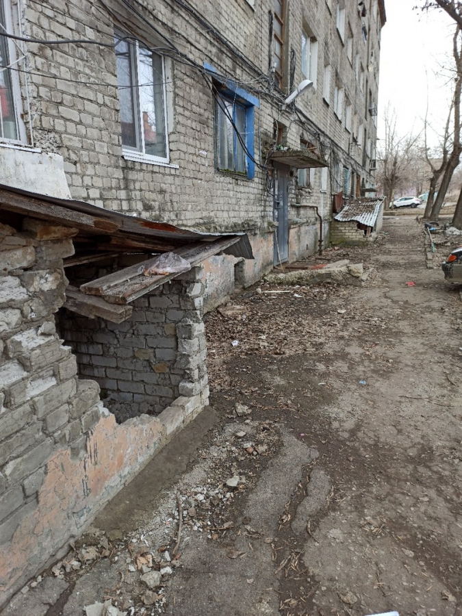 Жители пятиэтажки возмущены водой в подвале и кучами мусора во дворе: «Полная антисанитария»