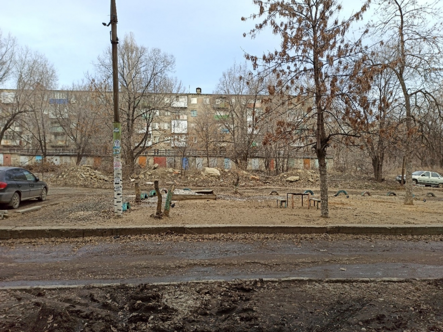 Жители пятиэтажки возмущены водой в подвале и кучами мусора во дворе: «Полная антисанитария»