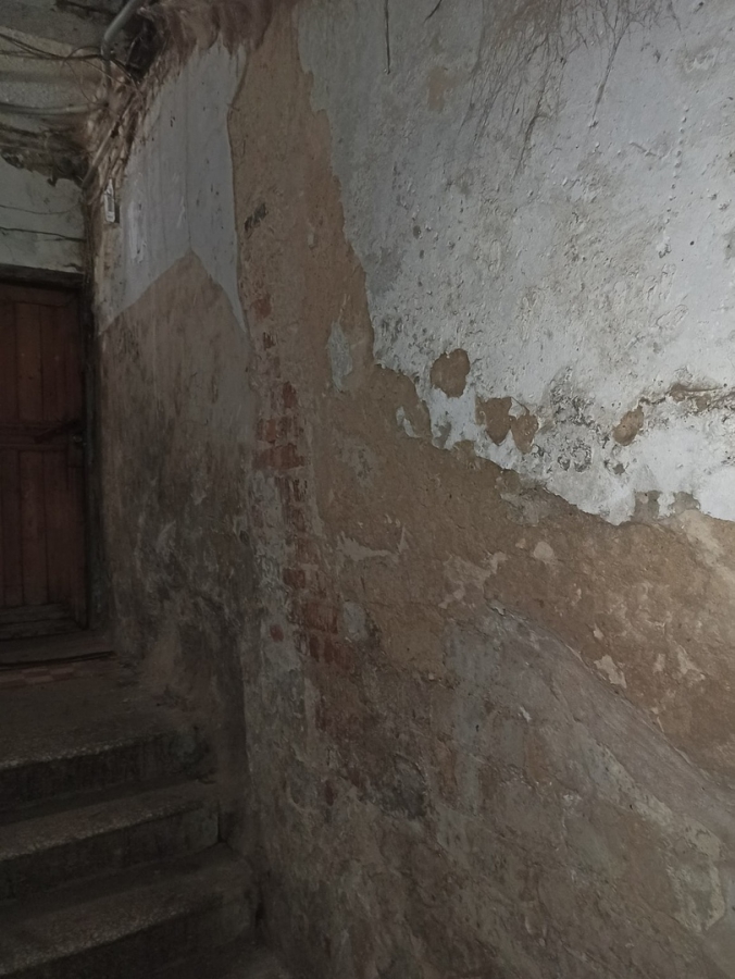 Жители пятиэтажки возмущены водой в подвале и кучами мусора во дворе: «Полная антисанитария»