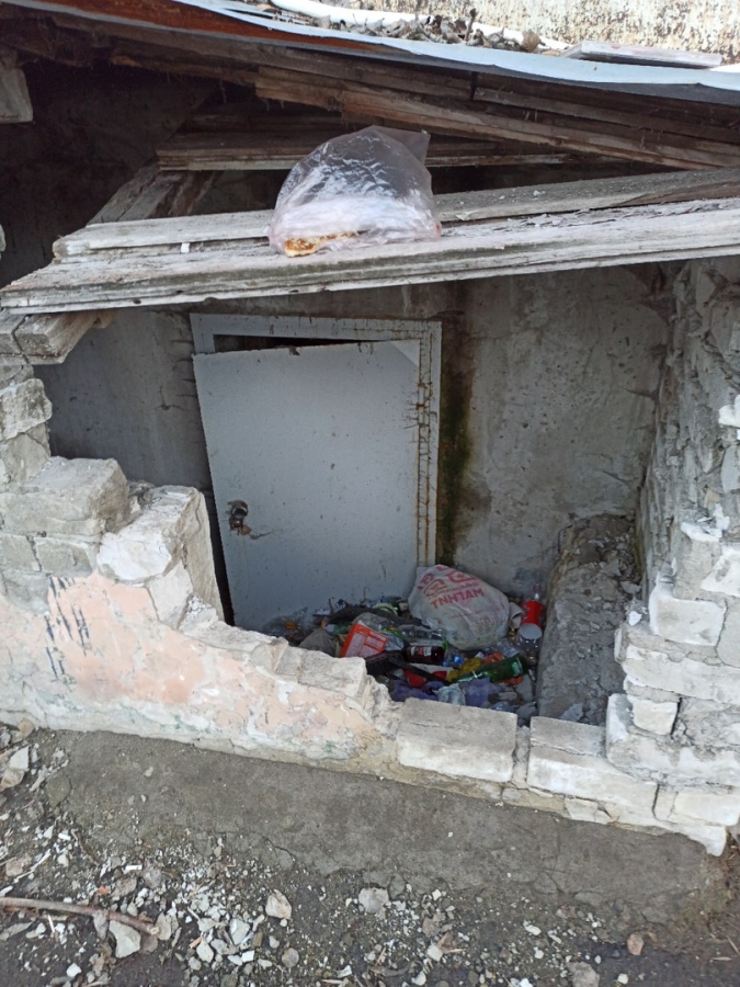 Жители пятиэтажки возмущены водой в подвале и кучами мусора во дворе: «Полная антисанитария»