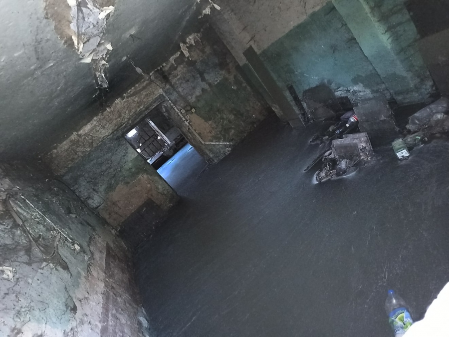 Жители пятиэтажки возмущены водой в подвале и кучами мусора во дворе: «Полная антисанитария»