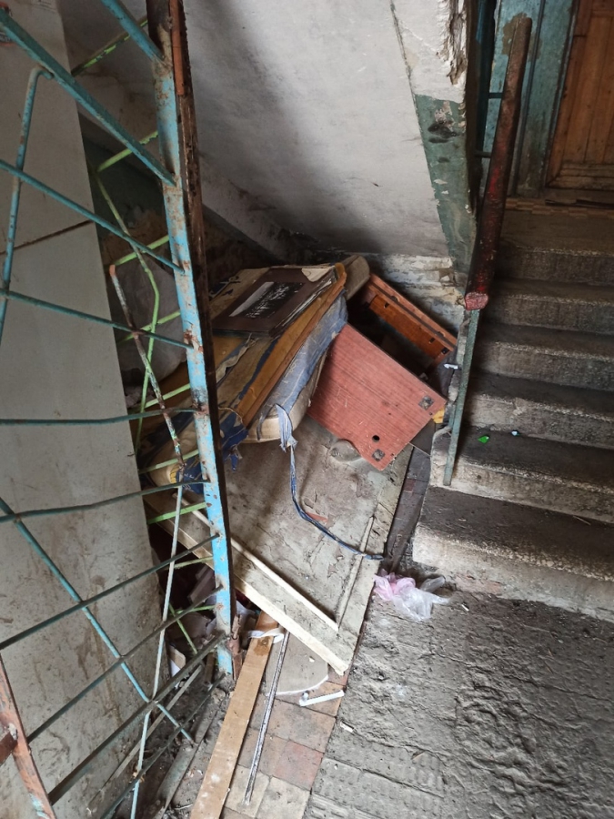 Жители пятиэтажки возмущены водой в подвале и кучами мусора во дворе: «Полная антисанитария»