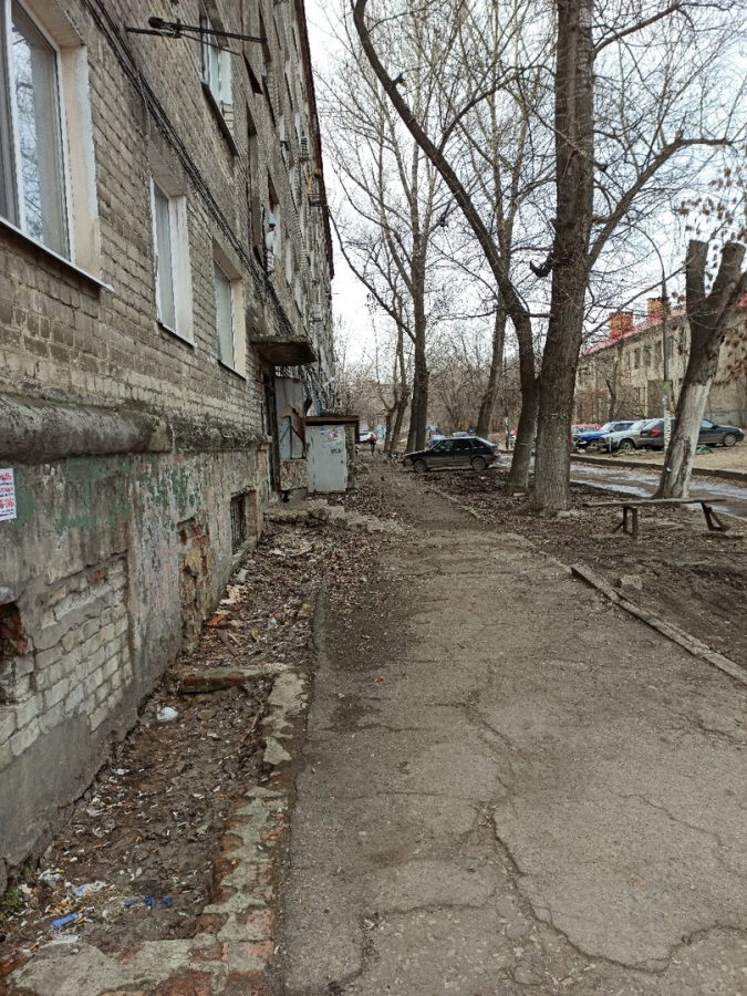 Жители пятиэтажки возмущены водой в подвале и кучами мусора во дворе: «Полная антисанитария»