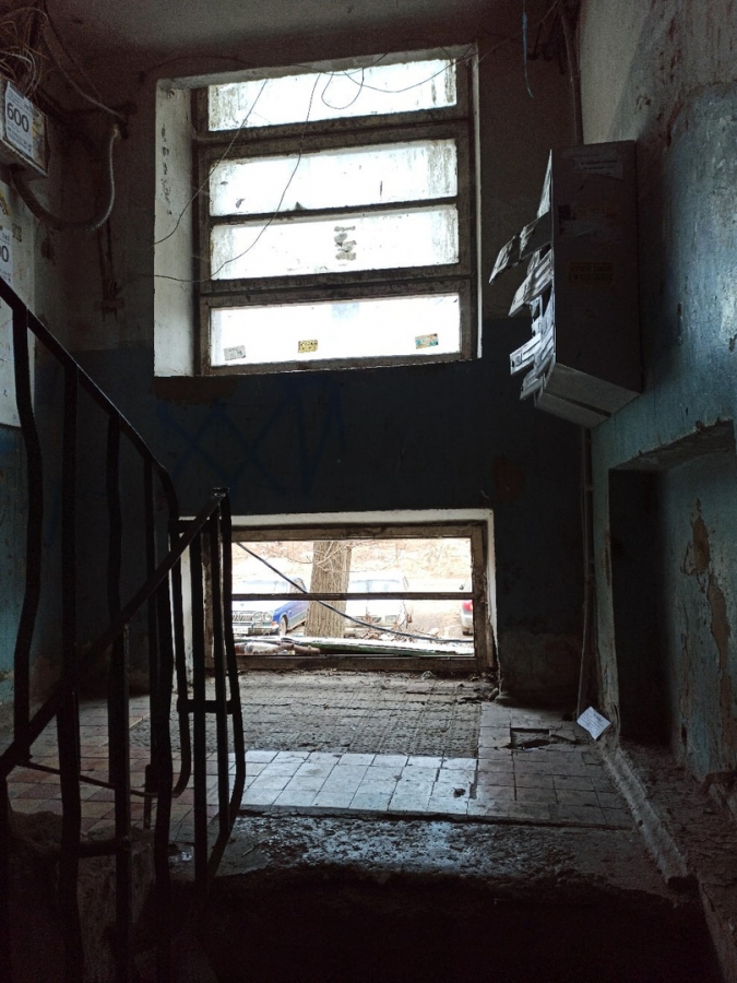 Жители пятиэтажки возмущены водой в подвале и кучами мусора во дворе: «Полная антисанитария»