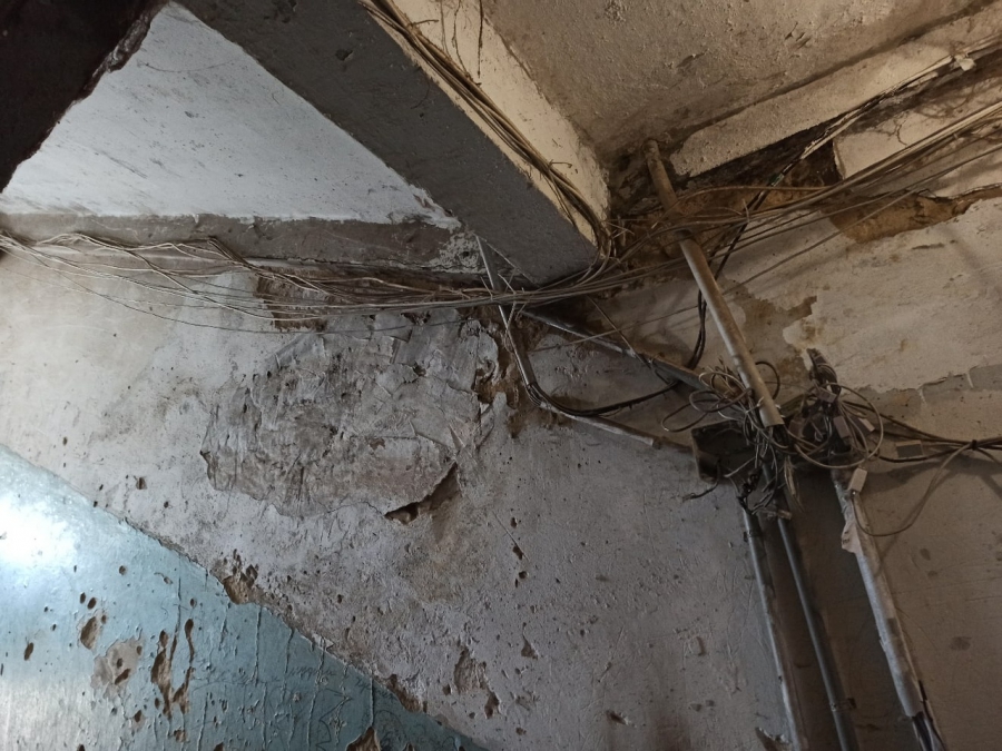 Жители пятиэтажки возмущены водой в подвале и кучами мусора во дворе: «Полная антисанитария»