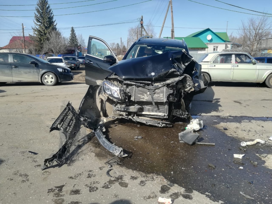 Пенсионер на «Мерседесе» сделал из «ВАЗа» груду металла. Погибла женщина