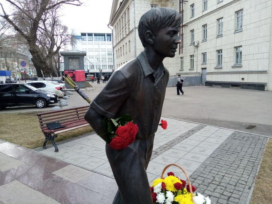 День памяти Табакова. Саратовцы несут цветы к памятнику