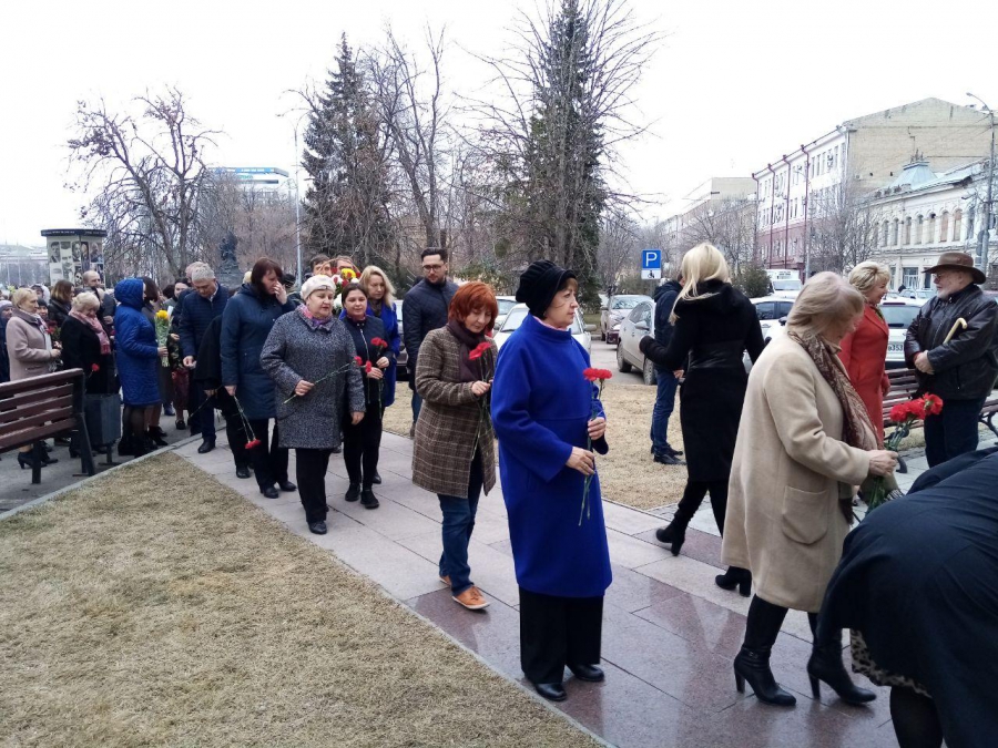 День памяти Табакова. Саратовцы несут цветы к памятнику