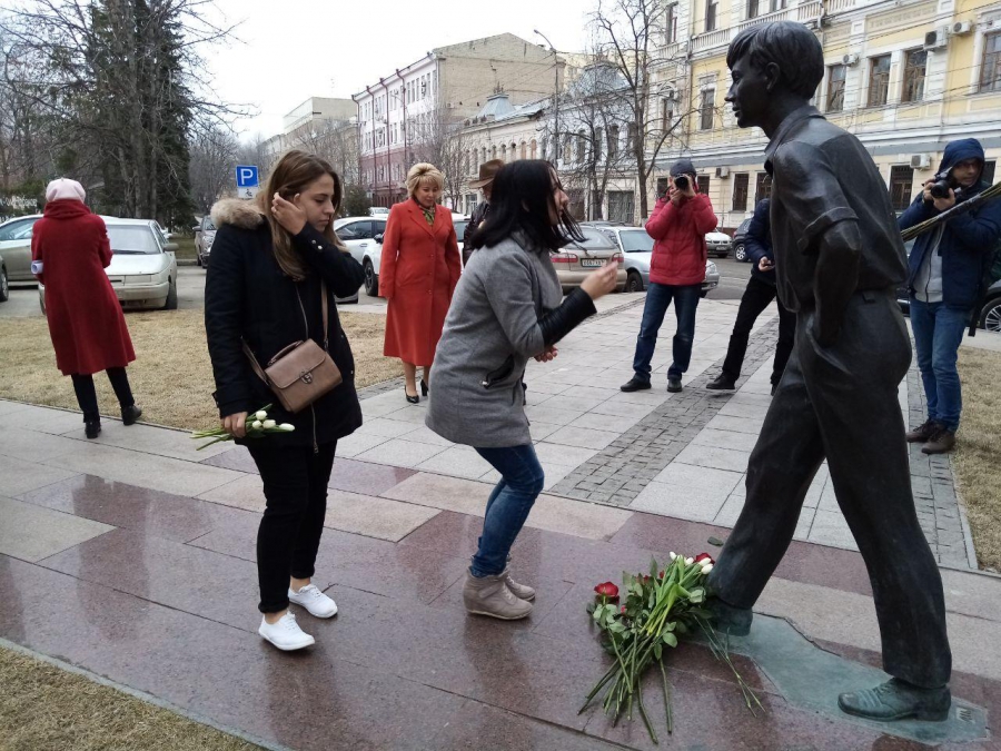День памяти Табакова. Саратовцы несут цветы к памятнику