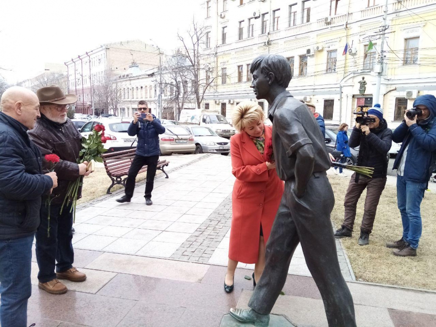 День памяти Табакова. Саратовцы несут цветы к памятнику