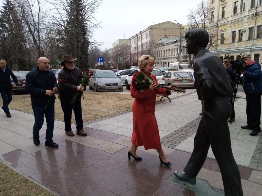 День памяти Табакова. Саратовцы несут цветы к памятнику