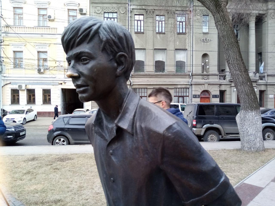 День памяти Табакова. Саратовцы несут цветы к памятнику