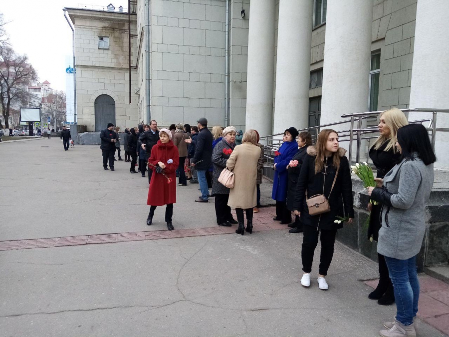 День памяти Табакова. Саратовцы несут цветы к памятнику