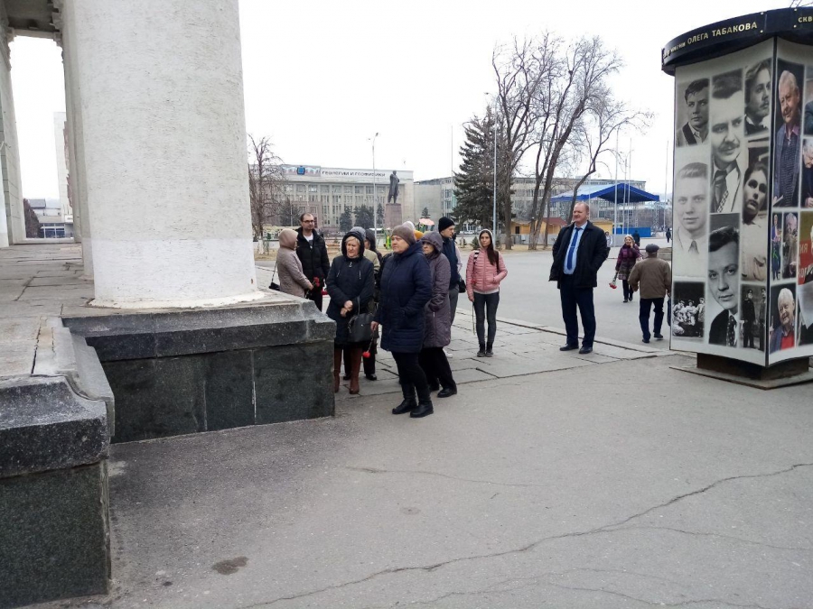 День памяти Табакова. Саратовцы несут цветы к памятнику