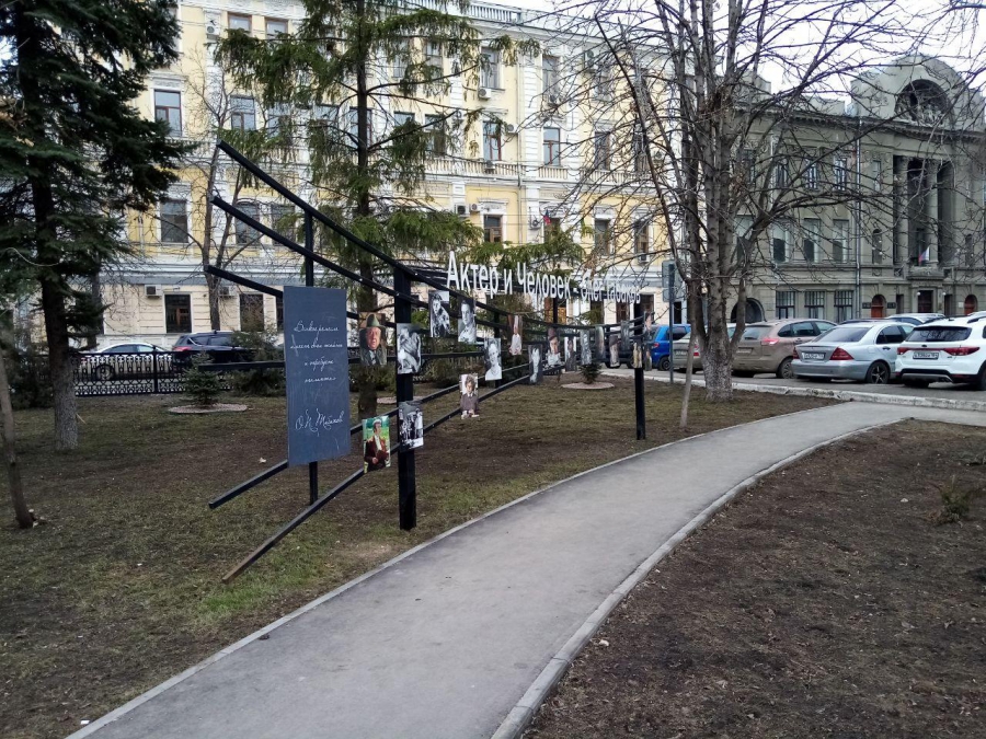 День памяти Табакова. Саратовцы несут цветы к памятнику