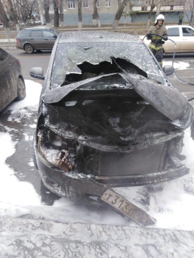 Сгоревший цлс. В Саратове загорелась машина. Сгорела машина сегодня в Саратове. Пожар на Радищева Саратов.