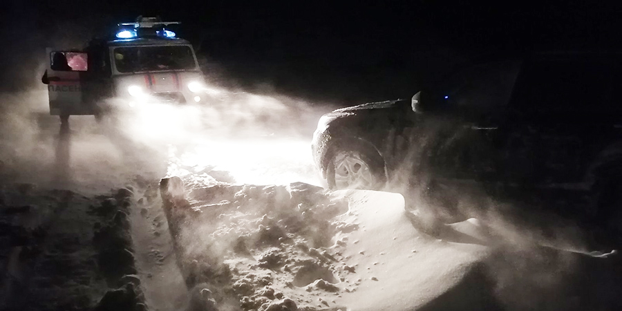 Снегопад заблокировал около 200 машин на трассе под Хвалынском. Фото и видео