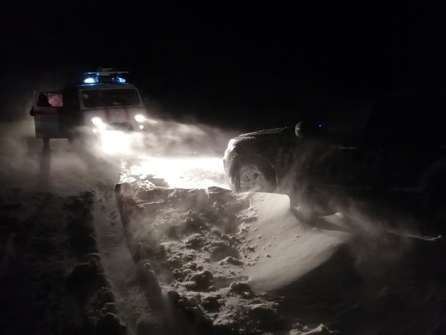 Снегопад заблокировал около 200 машин на трассе под Хвалынском. Фото и видео