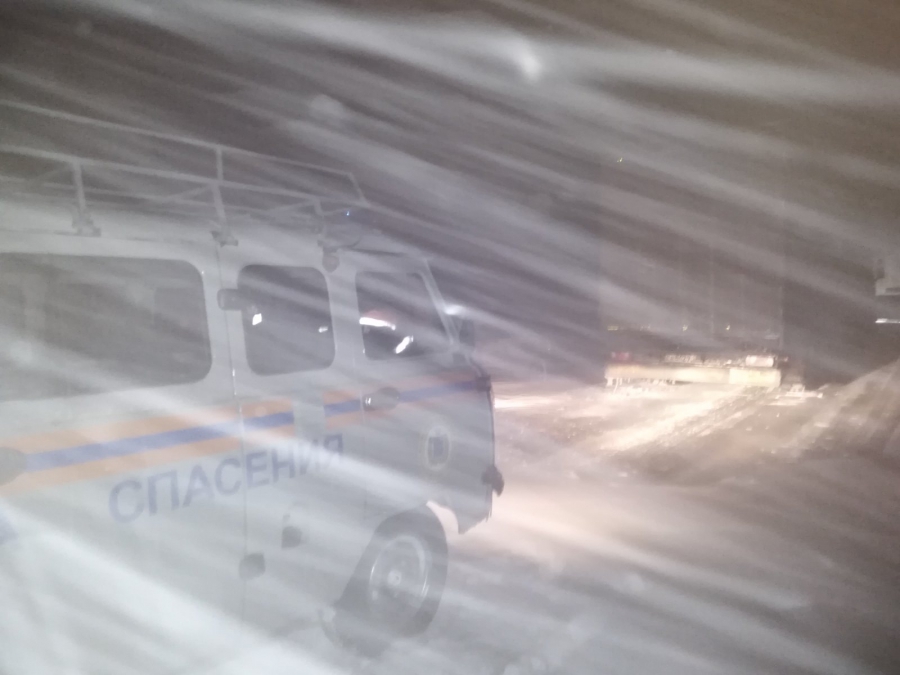 Снегопад заблокировал около 200 машин на трассе под Хвалынском. Фото и видео