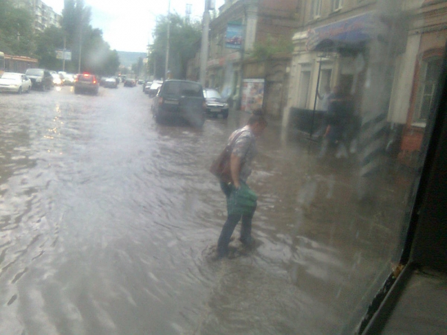 Долгов и дождь. Ливень в Саратове. Самый длинный дождь. Самый долгий дождь в России. Саратов сегодня 7 апреля потоп ы центре города.