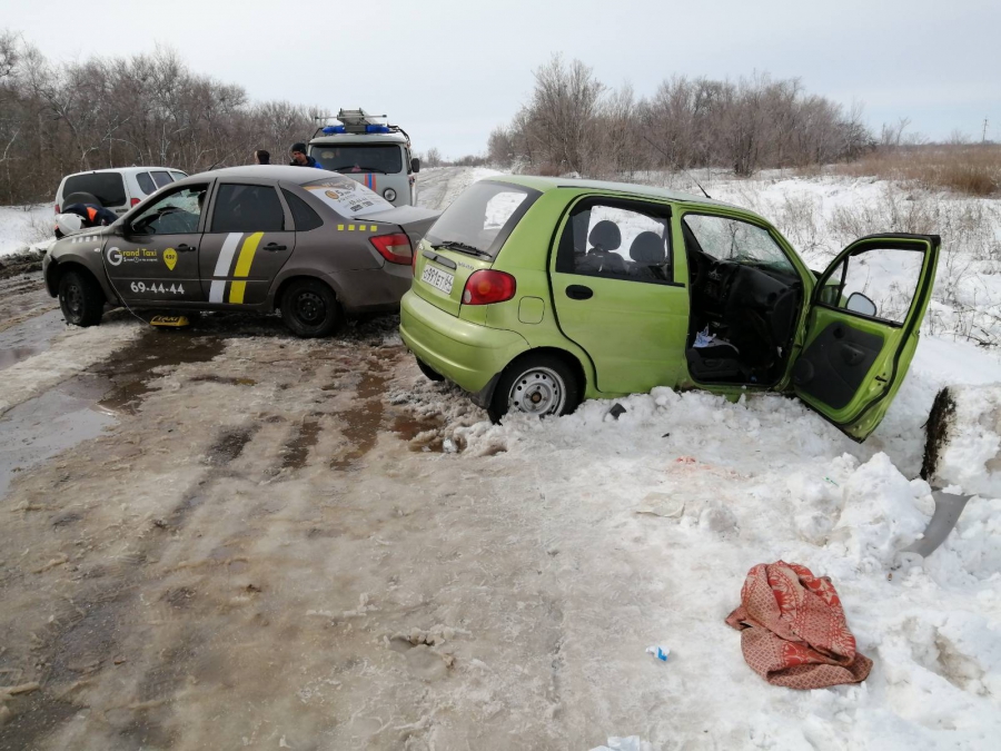 Женщину зажало ремнем безопасности в столкновении такси с малолитражкой