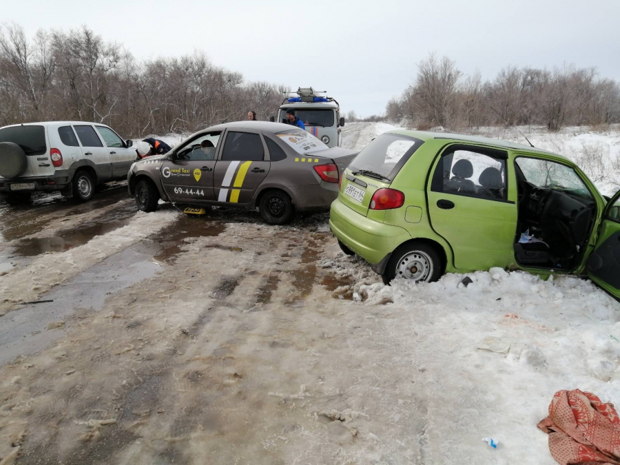 Женщину зажало ремнем безопасности в столкновении такси с малолитражкой