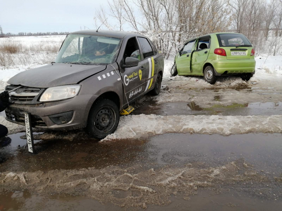 Женщину зажало ремнем безопасности в столкновении такси с малолитражкой