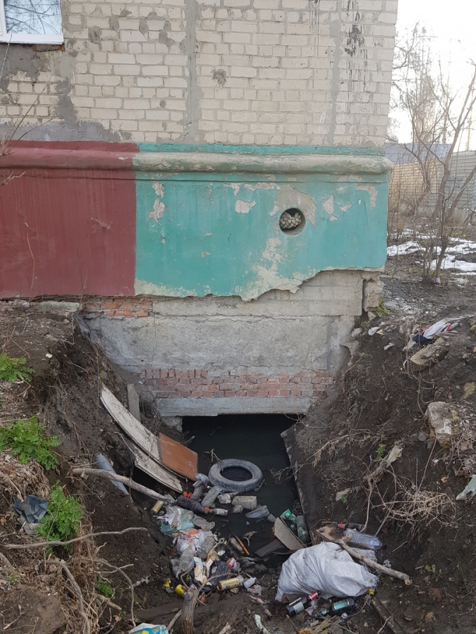 Жители пятиэтажки жалуются на затопленный подвал и вонь в подъездах