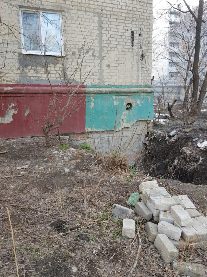 Жители пятиэтажки жалуются на затопленный подвал и вонь в подъездах