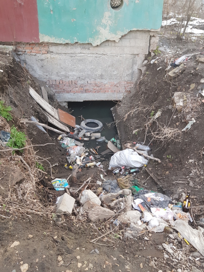 Жители пятиэтажки жалуются на затопленный подвал и вонь в подъездах