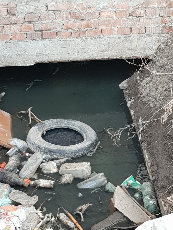 Жители пятиэтажки жалуются на затопленный подвал и вонь в подъездах