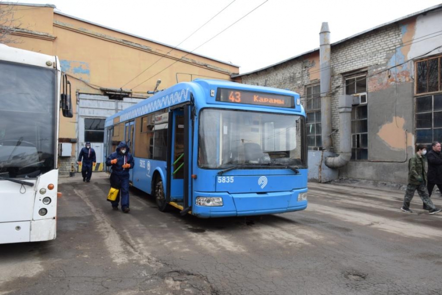 Привезенные в Саратов московские троллейбусы подвергли дезинфекции