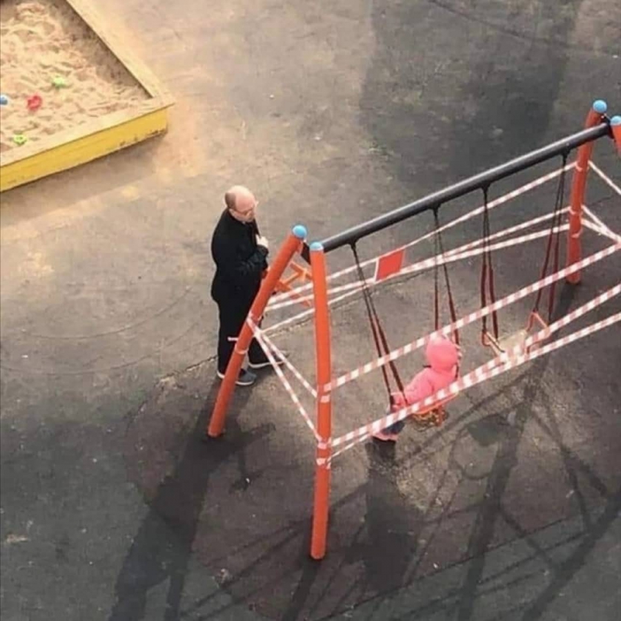 Полицейские накажут родителей за прогулки детей на игровых площадках